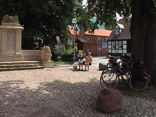 Am Ehrenmal in Arneburg